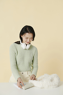 포토 JPG 스튜디오촬영 여자 가방 실내 한명 미소 상반신 20대 성인 앞모습 헤드폰 한국인 꺼내기 노란배경 소지품 성인여자한명만 내려보기 국내포토 1 잡화 뷰포인트 음향기기 백그라운드 모션 표정 사람 동양인 청년 내부 노란색 오브젝트 여자한명만 성인여자만 파일형식