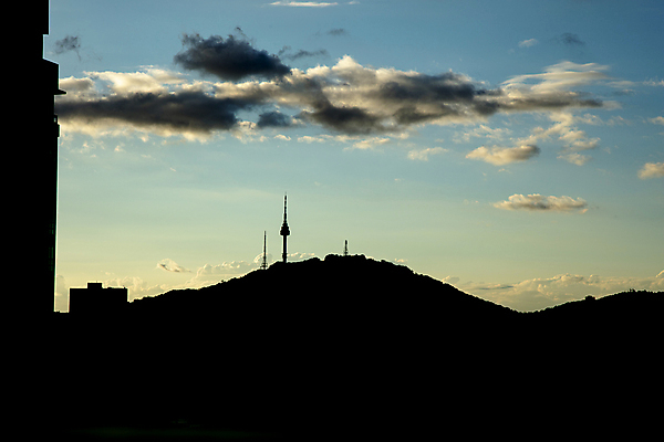 포토 JPG 주간 구름 실루엣 산 사람없음 야외 건물 일몰 남산타워 국내포토 자연요소 건축물 촬영기법 노을 남산 파일형식