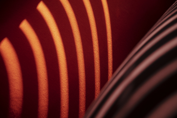 포토 JPG 그림자 사람없음 빨간색 소파 햇빛 줄무늬 국내포토 컬러 무늬 의자 태양 파일형식