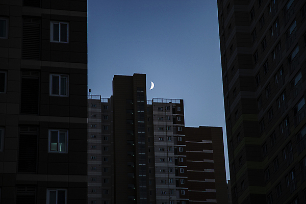 포토 JPG 밤하늘 아파트 사람없음 야외 달 야간 국내포토 자연요소 하늘 주택 파일형식