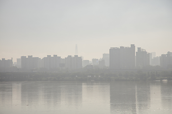 포토 JPG 주간 빌딩 사람없음 야외 건물 회색 안개 도시 한강 흐림 국내포토 자연요소 건축물 컬러 날씨 서울 랜드마크 파일형식
