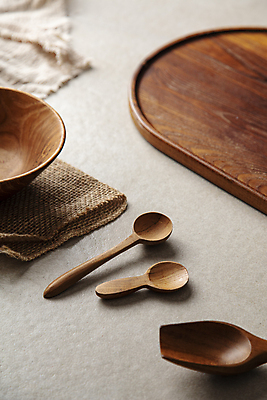 포토 JPG 식기 회색배경 주방용품 실내 사람없음 나무숟가락 나무그릇 나무쟁반 국내포토 그릇 생활용품 백그라운드 쟁반 내부 목재 숟가락 회색 파일형식