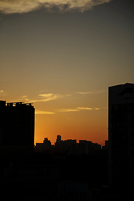 포토 JPG 구름 실루엣 하늘 빌딩 사람없음 야외 건물 노을 주황색 국내포토 자연요소 건축물 컬러 촬영기법 파일형식