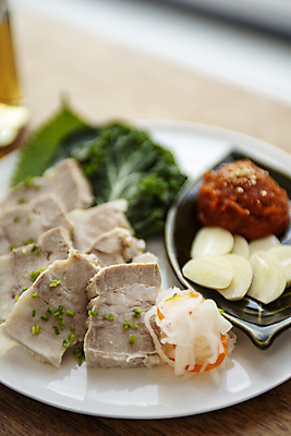 포토 JPG 실내 근접촬영 사람없음 아웃포커스 삼겹살 보쌈 국내포토 한식 뷰포인트 촬영기법 돼지고기 내부 파일형식