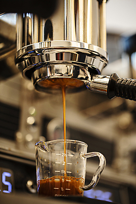 포토 JPG 실내 사람없음 아웃포커스 카페 붓기 커피메이커 에스프레소 계량컵 에스프레소머신 국내포토 커피 모션 촬영기법 내부 컵 상점 계량 커피용품 파일형식