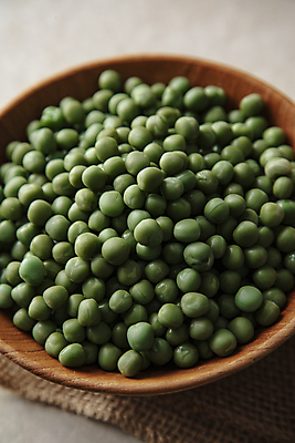 포토 JPG 실내 근접촬영 사람없음 하이앵글 완두콩 건강식품 나무그릇 국내포토 그릇 음식 뷰포인트 콩 건강 내부 목재 파일형식
