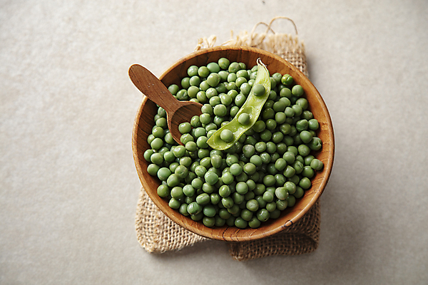 포토 JPG 실내 사람없음 하이앵글 오브젝트 완두콩 건강식품 나무숟가락 나무그릇 국내포토 그릇 음식 뷰포인트 콩 건강 내부 목재 숟가락 파일형식