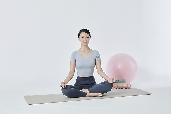 포토 JPG 스튜디오촬영 전신 우먼라이프 응시 여자 요가 한명 앉기 20대 성인 앞모습 운동복 운동 한국인 매트 짐볼 명상 흰배경 폼롤러 성인여자한명만 국내포토 1 라이프스타일 웰빙 시선 옷 뷰포인트 백그라운드 모션 실내 건강 사람 동양인 청년 흰색 여자한명만 성인여자만 파일형식
