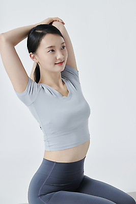 포토 1 라이프스타일 웰빙 옷 뷰포인트 백그라운드 모션 실내 표정 건강 사람 동양인 청년 운동 흰색 여자한명만 성인여자만 파일형식 앉기 미소 스트레칭 한명 한국인 여자 20대 옆모습 스튜디오촬영 요가 근접촬영 JPG 우먼라이프 흰배경 성인여자한명만 성인 운동복 국내포토