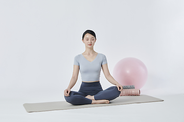 포토 1 라이프스타일 웰빙 옷 뷰포인트 백그라운드 모션 실내 건강 사람 동양인 청년 흰색 여자한명만 성인여자만 파일형식 폼롤러 짐볼 명상 눈감음 앉기 한명 한국인 여자 20대 전신 앞모습 스튜디오촬영 운동 요가 매트 JPG 우먼라이프 흰배경 성인여자한명만 성인 운동복 국내포토