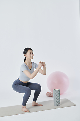 포토 1 라이프스타일 웰빙 옷 뷰포인트 백그라운드 실내 건강 사람 동양인 청년 흰색 여자한명만 성인여자만 파일형식 운동자세 스쿼트 한명 한국인 여자 20대 전신 옆모습 스튜디오촬영 운동 요가 매트 JPG 우먼라이프 흰배경 성인여자한명만 성인 운동복 폼롤러 짐볼 국내포토