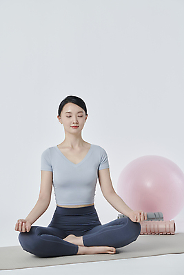 포토 JPG 스튜디오촬영 전신 우먼라이프 여자 요가 한명 앉기 20대 성인 앞모습 운동복 운동 눈감음 한국인 매트 짐볼 명상 흰배경 폼롤러 성인여자한명만 국내포토 1 라이프스타일 웰빙 옷 뷰포인트 백그라운드 모션 실내 건강 사람 동양인 청년 흰색 여자한명만 성인여자만 파일형식