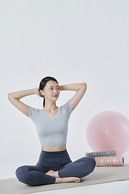 포토 JPG 스튜디오촬영 전신 우먼라이프 응시 여자 요가 한명 20대 성인 앞모습 운동복 운동 한국인 요가자세 매트 짐볼 흰배경 폼롤러 성인여자한명만 국내포토 1 라이프스타일 웰빙 시선 옷 뷰포인트 포즈 백그라운드 실내 건강 사람 동양인 청년 흰색 여자한명만 성인여자만 파일형식