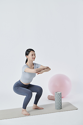 포토 JPG 스튜디오촬영 전신 우먼라이프 응시 여자 요가 한명 20대 성인 옆모습 운동복 운동 한국인 매트 짐볼 흰배경 폼롤러 성인여자한명만 스쿼트 국내포토 1 라이프스타일 웰빙 시선 옷 뷰포인트 백그라운드 실내 건강 사람 동양인 청년 흰색 여자한명만 성인여자만 파일형식 운동자세