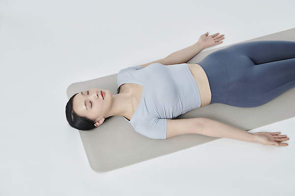 포토 JPG 스튜디오촬영 우먼라이프 여자 요가 한명 상반신 20대 성인 앞모습 운동복 하이앵글 눕기 운동 눈감음 한국인 매트 흰배경 성인여자한명만 국내포토 1 라이프스타일 웰빙 옷 뷰포인트 백그라운드 모션 실내 건강 사람 동양인 청년 흰색 여자한명만 성인여자만 파일형식