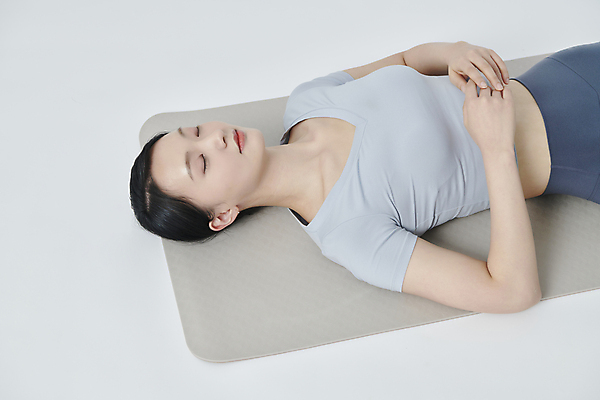 포토 1 라이프스타일 웰빙 옷 뷰포인트 백그라운드 모션 실내 건강 사람 동양인 손짓 청년 흰색 여자한명만 성인여자만 파일형식 하이앵글 상반신 눕기 손모으기 눈감음 명상 한명 한국인 여자 20대 스튜디오촬영 운동 요가 매트 JPG 우먼라이프 흰배경 성인여자한명만 성인 앞모습 운동복 국내포토
