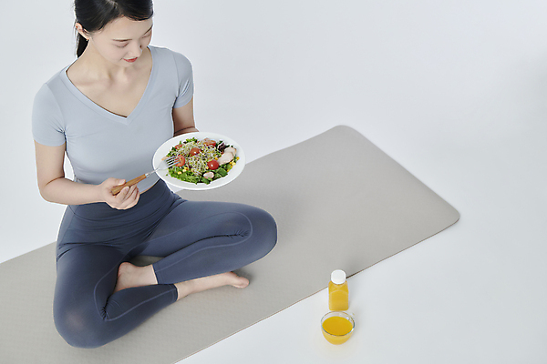 포토 1 라이프스타일 옷 음식 뷰포인트 백그라운드 모션 실내 사람 동양인 청년 흰색 과일주스 여자한명만 성인여자만 파일형식 앞모습 내려보기 앉기 들기 하이앵글 한명 한국인 여자 20대 옆모습 스튜디오촬영 매트 샐러드 JPG 오렌지주스 우먼라이프 흰배경 성인여자한명만 성인 운동복 식단관리 국내포토