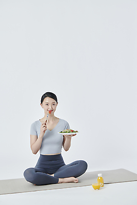 포토 JPG 스튜디오촬영 전신 우먼라이프 응시 여자 요가 한명 미소 들기 앉기 20대 성인 앞모습 운동복 샐러드 한국인 매트 오렌지주스 흰배경 성인여자한명만 식단관리 국내포토 1 라이프스타일 웰빙 시선 옷 음식 뷰포인트 백그라운드 모션 실내 표정 사람 동양인 청년 흰색 과일주스 여자한명만 성인여자만 파일형식