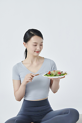 포토 JPG 스튜디오촬영 전신 우먼라이프 응시 여자 한명 미소 들기 앉기 20대 성인 앞모습 운동복 샐러드 한국인 흰배경 성인여자한명만 식단관리 국내포토 1 라이프스타일 시선 옷 음식 뷰포인트 백그라운드 모션 실내 표정 사람 동양인 청년 흰색 여자한명만 성인여자만 파일형식