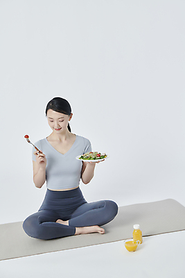 포토 JPG 스튜디오촬영 전신 우먼라이프 응시 여자 한명 미소 앉기 20대 성인 앞모습 운동복 샐러드 한국인 매트 오렌지주스 흰배경 성인여자한명만 내려보기 식단관리 국내포토 1 라이프스타일 시선 옷 음식 뷰포인트 백그라운드 모션 실내 표정 사람 동양인 청년 흰색 과일주스 여자한명만 성인여자만 파일형식