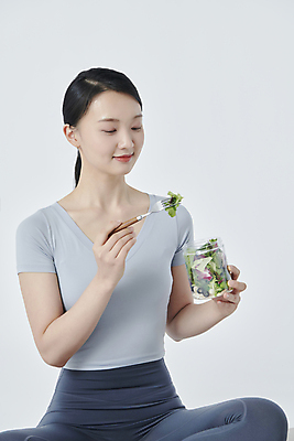 포토 JPG 스튜디오촬영 우먼라이프 응시 여자 한명 미소 들기 앉기 근접촬영 상반신 20대 성인 앞모습 운동복 샐러드 한국인 흰배경 성인여자한명만 식단관리 국내포토 1 라이프스타일 시선 옷 음식 뷰포인트 백그라운드 모션 실내 표정 사람 동양인 청년 흰색 여자한명만 성인여자만 파일형식