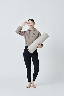 포토 1 라이프스타일 웰빙 시선 옷 감정 뷰포인트 백그라운드 티셔츠 모션 실내 표정 건강 사람 동양인 청년 흰색 여자한명만 성인여자만 파일형식 미소 만족 응시 들기 손짓 한명 한국인 여자 20대 전신 앞모습 스튜디오촬영 운동 요가 매트 JPG 우먼라이프 흰배경 성인여자한명만 성인 후드티셔츠 운동복 국내포토