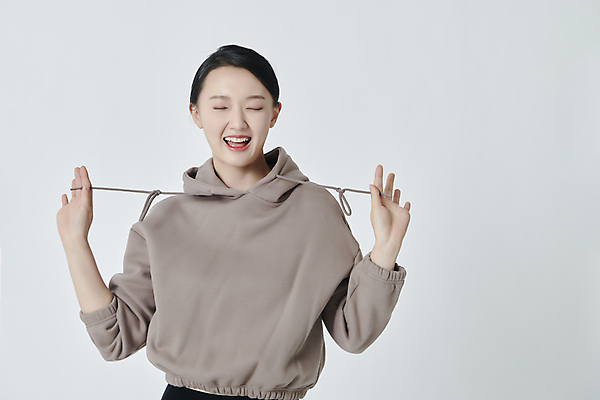 포토 1 라이프스타일 옷 감정 뷰포인트 백그라운드 티셔츠 모션 실내 표정 사람 동양인 청년 흰색 여자한명만 성인여자만 파일형식 즐거움 기쁨 웃음 눈감음 끈 잡기 상반신 한명 한국인 여자 20대 앞모습 스튜디오촬영 JPG 우먼라이프 흰배경 성인여자한명만 성인 후드티셔츠 운동복 국내포토