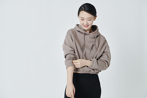 포토 JPG 스튜디오촬영 우먼라이프 여자 요가 한명 미소 상반신 20대 성인 앞모습 운동복 운동 한국인 잡기 흰배경 후드티셔츠 성인여자한명만 내려보기 국내포토 1 라이프스타일 웰빙 옷 뷰포인트 백그라운드 티셔츠 모션 실내 표정 건강 사람 동양인 청년 흰색 여자한명만 성인여자만 파일형식