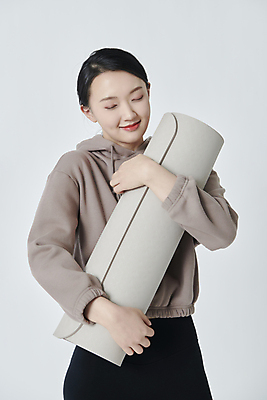 포토 JPG 스튜디오촬영 우먼라이프 여자 안기 한명 미소 20대 성인 앞모습 운동복 운동 눈감음 한국인 매트 흰배경 후드티셔츠 성인여자한명만 국내포토 1 라이프스타일 옷 뷰포인트 백그라운드 티셔츠 모션 실내 표정 건강 사람 동양인 청년 흰색 여자한명만 성인여자만 파일형식