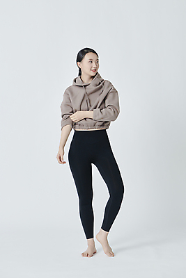 포토 JPG 스튜디오촬영 전신 우먼라이프 응시 여자 포즈 한명 미소 20대 성인 앞모습 운동복 운동 한국인 흰배경 후드티셔츠 성인여자한명만 국내포토 1 라이프스타일 시선 옷 뷰포인트 백그라운드 티셔츠 실내 표정 건강 사람 동양인 청년 흰색 여자한명만 성인여자만 파일형식