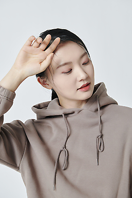 포토 JPG 스튜디오촬영 우먼라이프 여자 한명 근접촬영 상반신 20대 성인 앞모습 운동복 운동 한국인 흰배경 닦기 후드티셔츠 성인여자한명만 내려보기 땀흘리기 국내포토 1 라이프스타일 옷 뷰포인트 백그라운드 컨셉 티셔츠 모션 실내 건강 사람 동양인 청년 흰색 여자한명만 성인여자만 파일형식