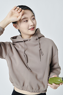 포토 JPG 스튜디오촬영 우먼라이프 응시 여자 한명 들기 근접촬영 상반신 20대 성인 앞모습 운동복 운동 한국인 야채주스 흰배경 닦기 후드티셔츠 성인여자한명만 땀흘리기 국내포토 1 라이프스타일 시선 옷 뷰포인트 백그라운드 컨셉 티셔츠 모션 실내 건강 사람 동양인 청년 주스 흰색 여자한명만 성인여자만 파일형식