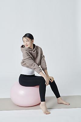 포토 JPG 스튜디오촬영 전신 우먼라이프 응시 여자 한명 앉기 20대 성인 옆모습 운동복 운동 한국인 매트 뒤돌아보기 짐볼 흰배경 후드티셔츠 성인여자한명만 국내포토 1 라이프스타일 시선 옷 뷰포인트 백그라운드 티셔츠 모션 실내 건강 사람 동양인 청년 흰색 여자한명만 성인여자만 파일형식