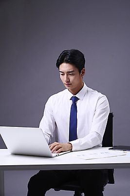 포토 JPG 스튜디오촬영 응시 남자 맨라이프 비즈니스 회색배경 한명 앉기 정장 상반신 20대 성인 앞모습 한국인 업무 비즈니스맨 전문직 집중 책상 성인남자한명만 국내포토 직업 1 라이프스타일 시선 옷 뷰포인트 가구 백그라운드 컨셉 모션 실내 사람 동양인 청년 회색 작업 직장인 남자한명만 성인남자만 파일형식