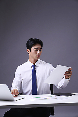 포토 직업 1 라이프스타일 시선 옷 남자 뷰포인트 가구 백그라운드 비즈니스 모션 실내 사람 동양인 청년 전자제품 회색 작업 직장인 남자한명만 성인남자만 파일형식 노트북 문서 들기 전문직 20대 한명 한국인 책상 스튜디오촬영 JPG 회색배경 성인남자한명만 성인 앞모습 상반신 응시 정장 맨라이프 업무 앉기 비즈니스맨 국내포토