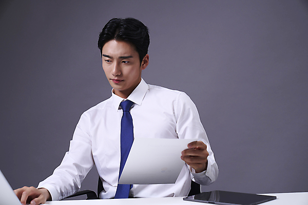 포토 JPG 스튜디오촬영 응시 남자 맨라이프 비즈니스 회색배경 한명 들기 앉기 정장 상반신 20대 성인 앞모습 한국인 업무 비즈니스맨 전문직 책상 문서 성인남자한명만 국내포토 직업 1 라이프스타일 시선 옷 뷰포인트 가구 백그라운드 모션 실내 사람 동양인 청년 회색 작업 직장인 남자한명만 성인남자만 파일형식