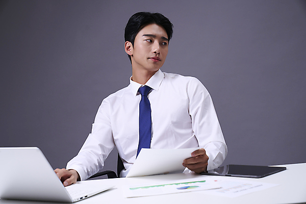 포토 JPG 스튜디오촬영 응시 남자 맨라이프 비즈니스 회색배경 한명 들기 앉기 정장 상반신 20대 성인 앞모습 노트북 한국인 업무 비즈니스맨 전문직 책상 문서 성인남자한명만 국내포토 직업 1 라이프스타일 시선 옷 뷰포인트 가구 백그라운드 모션 실내 사람 동양인 청년 전자제품 회색 작업 직장인 남자한명만 성인남자만 파일형식