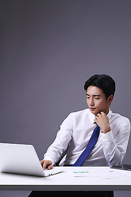 포토 JPG 스튜디오촬영 응시 남자 맨라이프 비즈니스 회색배경 한명 앉기 정장 상반신 20대 성인 앞모습 턱괴기 한국인 업무 비즈니스맨 전문직 책상 성인남자한명만 국내포토 직업 1 라이프스타일 시선 옷 뷰포인트 가구 백그라운드 모션 실내 사람 동양인 청년 회색 작업 직장인 남자한명만 성인남자만 파일형식