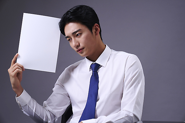 포토 JPG 스튜디오촬영 응시 남자 맨라이프 비즈니스 회색배경 한명 들기 앉기 정장 상반신 20대 성인 앞모습 한국인 업무 비즈니스맨 전문직 문서 성인남자한명만 국내포토 직업 1 라이프스타일 시선 옷 뷰포인트 백그라운드 모션 실내 사람 동양인 청년 회색 작업 직장인 남자한명만 성인남자만 파일형식
