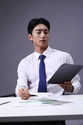 포토 JPG 스튜디오촬영 응시 남자 맨라이프 비즈니스 회색배경 한명 들기 앉기 정장 상반신 20대 성인 앞모습 태블릿 한국인 업무 비즈니스맨 전문직 책상 문서 성인남자한명만 국내포토 직업 1 라이프스타일 시선 옷 뷰포인트 가구 백그라운드 모션 실내 사람 동양인 청년 전자제품 스마트기기 회색 작업 직장인 남자한명만 성인남자만 파일형식
