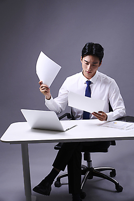 포토 JPG 스튜디오촬영 응시 남자 맨라이프 비즈니스 회색배경 한명 들기 앉기 정장 상반신 20대 성인 앞모습 노트북 한국인 다리꼬기 업무 비즈니스맨 전문직 읽기 책상 문서 성인남자한명만 국내포토 직업 1 라이프스타일 시선 옷 뷰포인트 가구 백그라운드 모션 실내 사람 동양인 청년 전자제품 회색 작업 직장인 남자한명만 성인남자만 파일형식
