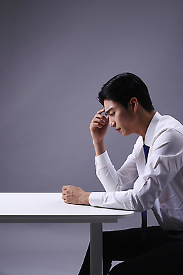 포토 직업 1 라이프스타일 시선 옷 남자 감정 뷰포인트 가구 백그라운드 비즈니스 모션 실내 사람 동양인 청년 회색 직장인 남자한명만 성인남자만 파일형식 손짓 앉기 전문직 20대 한명 한국인 책상 스튜디오촬영 JPG 회색배경 성인남자한명만 성인 옆모습 상반신 응시 정장 맨라이프 고민 비즈니스맨 국내포토