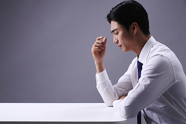 포토 JPG 스튜디오촬영 남자 맨라이프 비즈니스 회색배경 한명 앉기 정장 손짓 상반신 20대 성인 옆모습 한국인 비즈니스맨 전문직 책상 고민 성인남자한명만 국내포토 직업 1 라이프스타일 옷 감정 뷰포인트 가구 백그라운드 모션 실내 사람 동양인 청년 회색 직장인 남자한명만 성인남자만 파일형식