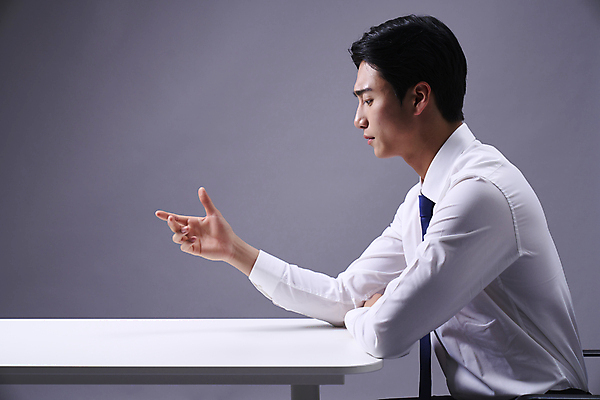 포토 JPG 스튜디오촬영 남자 맨라이프 비즈니스 회색배경 한명 앉기 정장 손짓 상반신 20대 성인 옆모습 한국인 비즈니스맨 전문직 책상 고민 성인남자한명만 내려보기 국내포토 직업 1 라이프스타일 옷 감정 뷰포인트 가구 백그라운드 모션 실내 사람 동양인 청년 회색 직장인 남자한명만 성인남자만 파일형식