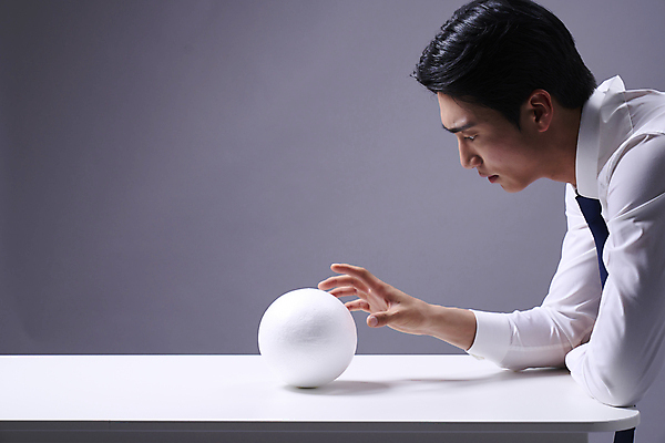 포토 JPG 스튜디오촬영 응시 남자 맨라이프 비즈니스 회색배경 한명 정장 상반신 20대 성인 옆모습 만지기 한국인 비즈니스맨 원형 전문직 책상 오브제 성인남자한명만 국내포토 도형 직업 1 라이프스타일 시선 옷 뷰포인트 가구 백그라운드 모션 실내 사람 동양인 청년 회색 직장인 남자한명만 성인남자만 파일형식