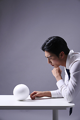 포토 JPG 스튜디오촬영 응시 남자 맨라이프 비즈니스 회색배경 한명 정장 상반신 20대 성인 옆모습 턱괴기 한국인 비즈니스맨 원형 전문직 책상 오브젝트 성인남자한명만 국내포토 도형 직업 1 라이프스타일 시선 옷 뷰포인트 가구 백그라운드 모션 실내 사람 동양인 청년 회색 직장인 남자한명만 성인남자만 파일형식