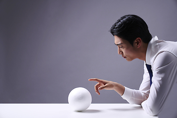 포토 JPG 스튜디오촬영 응시 남자 맨라이프 비즈니스 회색배경 한명 정장 상반신 20대 성인 옆모습 한국인 가리킴 비즈니스맨 원형 전문직 책상 오브젝트 성인남자한명만 국내포토 도형 직업 1 라이프스타일 시선 옷 뷰포인트 가구 백그라운드 실내 사람 동양인 손짓 청년 회색 직장인 남자한명만 성인남자만 파일형식