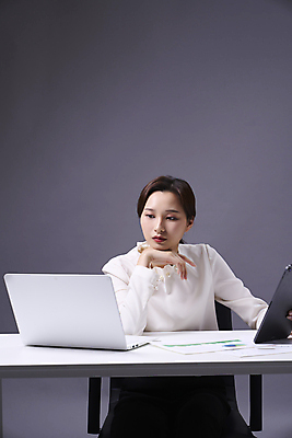 포토 JPG 스튜디오촬영 우먼라이프 응시 여자 비즈니스 회색배경 한명 들기 앉기 상반신 20대 성인 앞모습 노트북 태블릿 턱괴기 한국인 업무 비즈니스우먼 전문직 책상 성인여자한명만 국내포토 직업 1 라이프스타일 시선 뷰포인트 가구 백그라운드 모션 실내 사람 동양인 청년 전자제품 스마트기기 회색 작업 직장인 여자한명만 성인여자만 파일형식