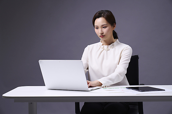 포토 JPG 스튜디오촬영 우먼라이프 응시 여자 비즈니스 회색배경 한명 앉기 상반신 20대 성인 앞모습 노트북 한국인 업무 비즈니스우먼 전문직 책상 성인여자한명만 국내포토 직업 1 라이프스타일 시선 뷰포인트 가구 백그라운드 모션 실내 사람 동양인 청년 전자제품 회색 작업 직장인 여자한명만 성인여자만 파일형식