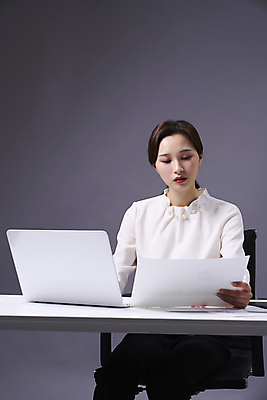 포토 JPG 스튜디오촬영 우먼라이프 응시 여자 비즈니스 회색배경 한명 들기 앉기 상반신 20대 성인 앞모습 노트북 한국인 업무 비즈니스우먼 전문직 책상 문서 성인여자한명만 국내포토 직업 1 라이프스타일 시선 뷰포인트 가구 백그라운드 모션 실내 사람 동양인 청년 전자제품 회색 작업 직장인 여자한명만 성인여자만 파일형식
